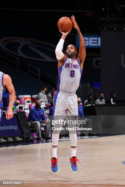 Wayne Ellington of the Detroit Pistons shoots the ball during the game against the Washington Wizards on March 27, 2021 at Capital One Arena in...