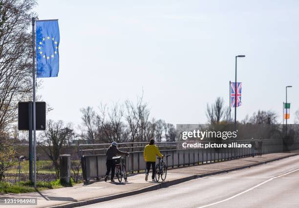 March 2021, Baden-Wuerttemberg, Breisach am Rhein: People cross the Rhine bridge in the middle of which the border to France runs. Due to a sharp...
