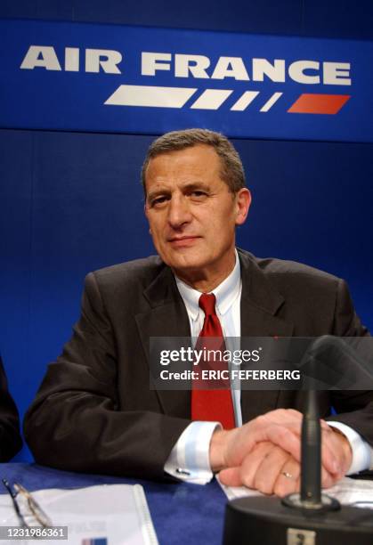 Le PDG d'Air France, Jean-Ciryl Spinetta, s'adresse aux journalistes, le 13 mai 2003 lors de la conférence presse annuelle de la compagnie à Paris....
