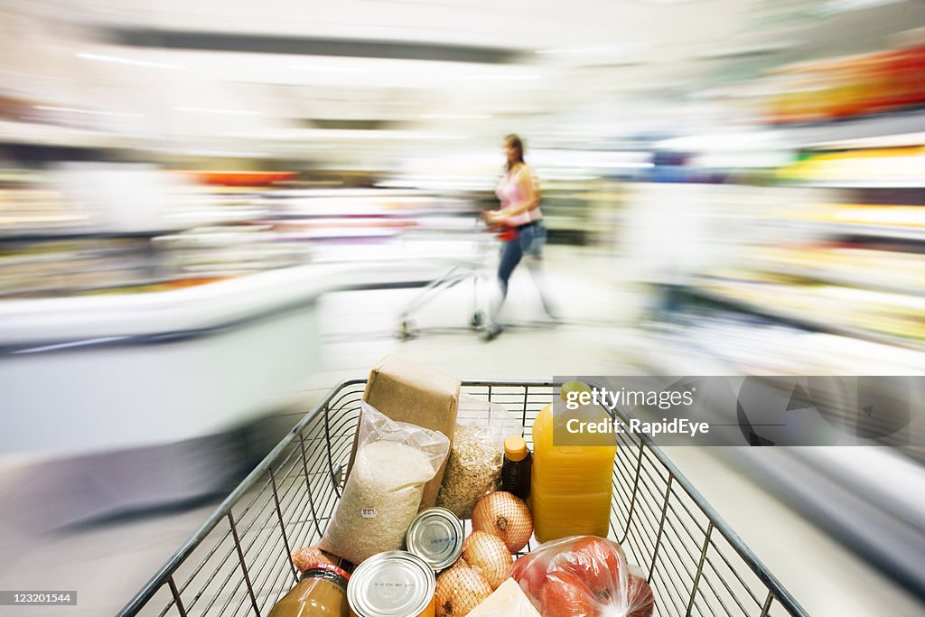 Supermercado tranvía razas a almacenar con desenfoque.