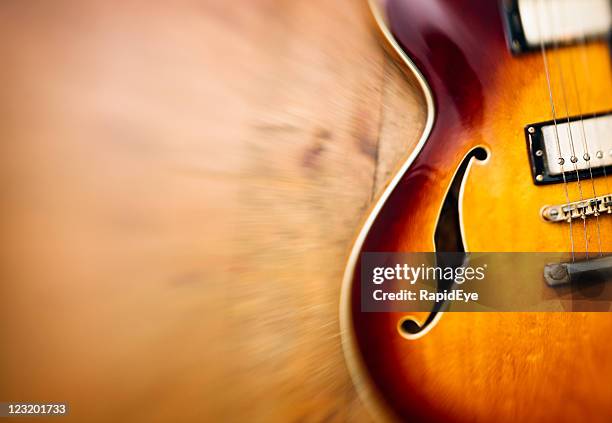 jazz blues – gitarre auf holz - f stock-fotos und bilder