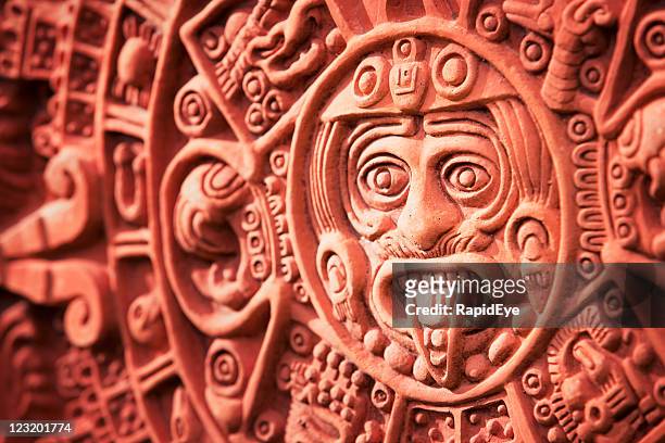 aztec kalender stone of the sun - aztec stock-fotos und bilder