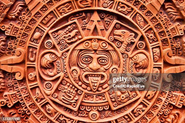 aztec calendar stone of the sun - bas reliëf stockfoto's en -beelden