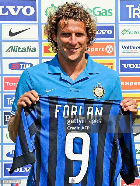 Diego Forlan Ripped Diego Forlan Jersey Photos and Premium High Res Pictures - Getty Images