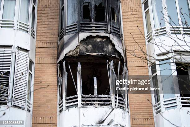 April 2021, Berlin: Black soot can be seen on the facade of the building after a room fire. A room at the Helios Emil von Behring Clinic in...