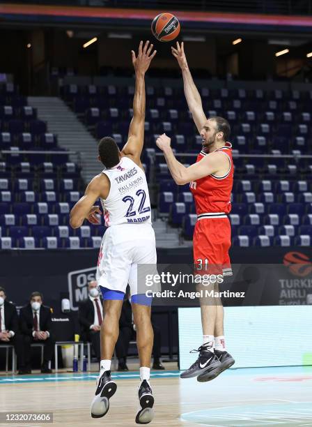 Kosta Koufos, #31 of Olympiacos Piraeus shoots the ball against Walter Tavares, #22 of Real Madrid during the 2020/2021 Turkish Airlines EuroLeague...