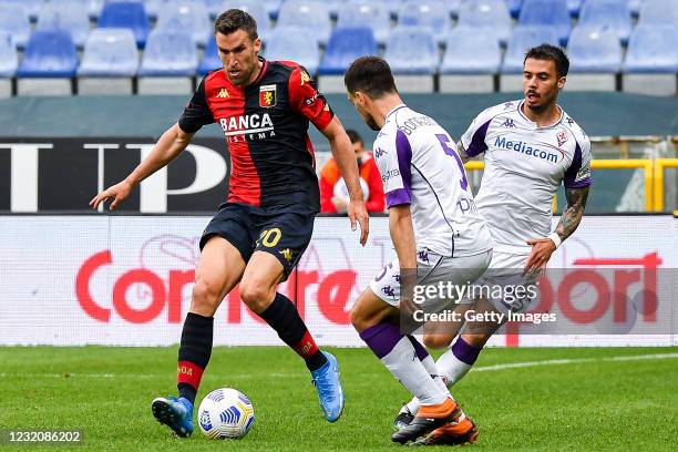 Kevin Strootman of Genoa controlled by Giacomo Bonaventura and Lorenzo Venuti of Fiorentina during the Serie A match between Genoa CFC and ACF...