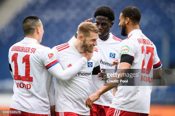 Aaron Hunt of Hamburg celebrates with teammates Bobby Wood, Amadou Mvom Onana und Joasha Vagnoman after scoring his second goal during the Second...