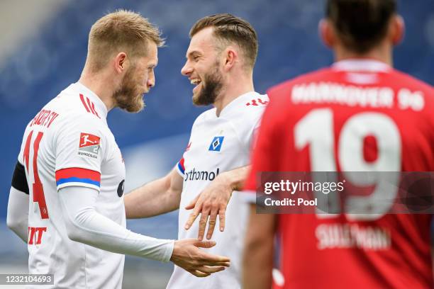 Aaron Hunt of Hamburg celebrates with Manuel Wintzheimer after scoring his second goal during the Second Bundesliga match between Hannover 96 and...