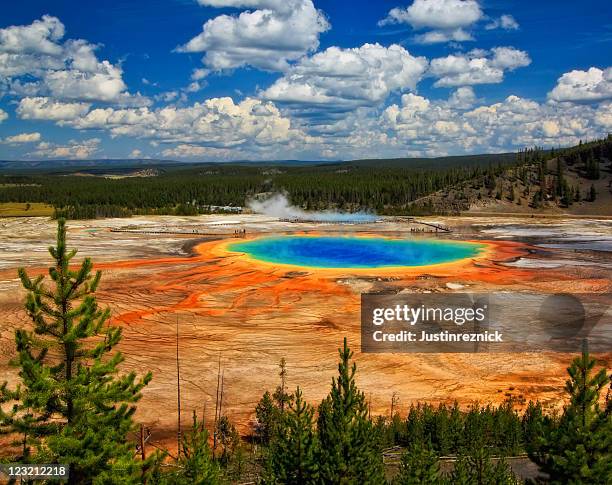 fonte grand prismatic - parque nacional de yellowstone - fotografias e filmes do acervo