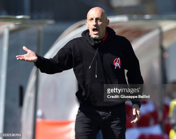 Domenico Di Carlo head coach of LR Vicenza reacts during the Serie B match between Ascoli Calcio 1898 FC and LR Vicenza at Stadio Cino e Lillo Del...