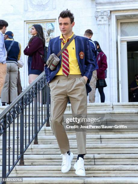Thomas Doherty Robe Thomas Doherty (Actor) Photos and Premium High Res Pictures - Getty Images