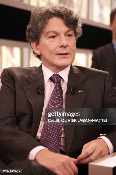 Le ministre des Finances, Thierry Breton intervient, le 24 septembre 2006, au cours de l'émission politique de France 3 "France Europe Express"...