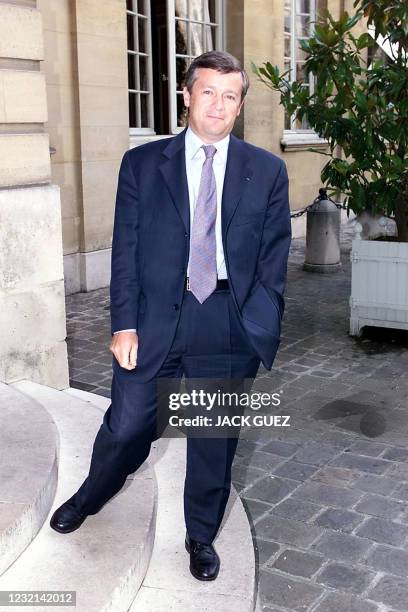 Jean-Marie Messier, président du groupe Vivendi-Universal, pose le 05 Juillet 2001 à son arrivée à l'hôtel Matignon à Paris et avant un entretien...