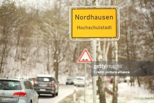April 2021, Thuringia, Nordhausen: Cars drive past the town sign of Nordhausen. In the Nordhausen district, shops, museums and galleries will be...