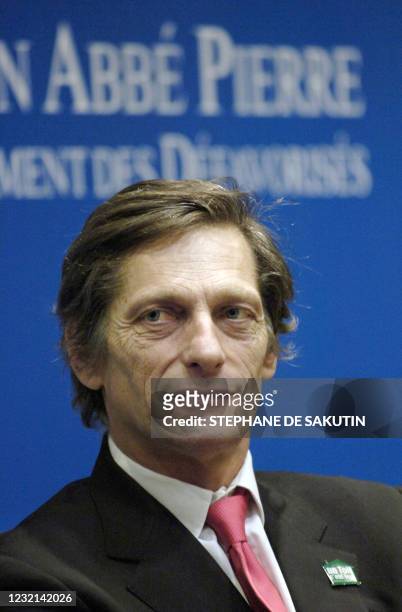 Le président du directoire de M6 Nicolas de Tavernost participe, le 16 mars 2006 à Paris, à la présentation d'un comité d'amis et de parrains de la...