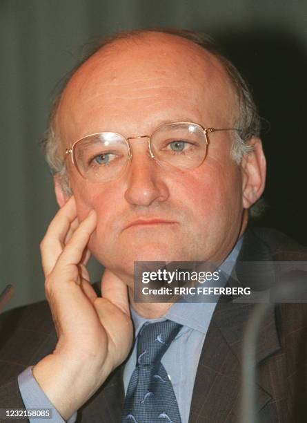 Portrait du président de la Société Générale, Daniel Bouton, le 01 février à Paris, devant les journalistes réunis pour l'annonce de l'offre publique...