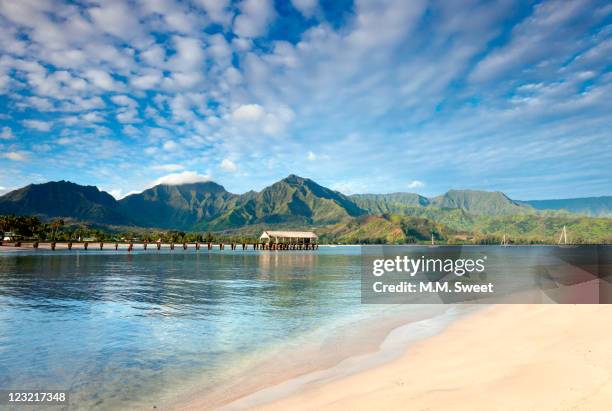 hanalei bay kauai hawaii - hawaii scenics stock pictures, royalty-free photos & images