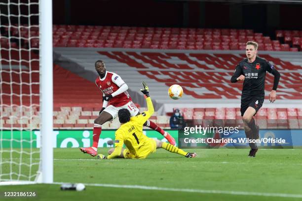 Nicolas Pepe of Arsenal scores their 1st goal during the UEFA Europa League Quarter Final First Leg match between Arsenal FC and Slavia Praha at...