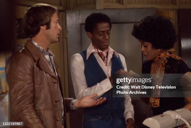 Los Angeles, CA Dale Robinette, Antonio Fargas, Emily Yancy appearing in the ABC tv series 'Starsky and Hutch', episode 'Huggy Bear and the Turkey',...