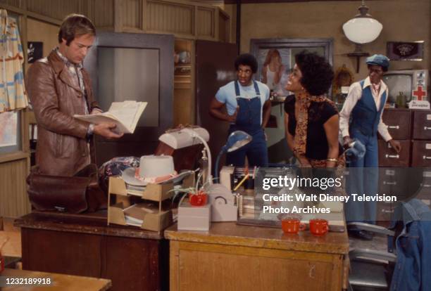 Los Angeles, CA Dale Robinette, Stan Shaw, Emily Yancy, Antonio Fargas appearing in the ABC tv series 'Starsky and Hutch', episode 'Huggy Bear and...