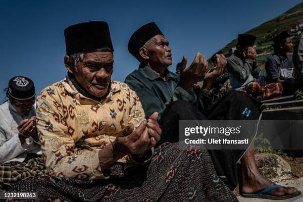 Javanese muslims pray at a cemetery during a Nyadran ritual in Butuh village at the foot of Mount Sumbing on April 9, 2021 in Magelang, Central Java,...