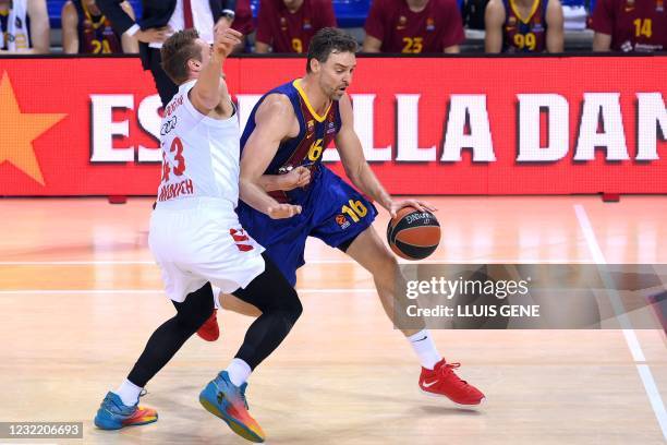 Bayern Munich's German center Leon Radosevic challenges Barcelona's Spanish center Pau Gasol during the Euroleague basketball match between Barcelona...