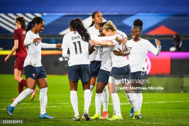 Viviane ASSEYI of France celebrate his goal with teammates during the international friendly women's football match between France and England at...