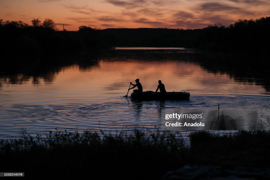 Migrants continue to cross into Texas from Mexican border