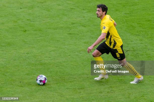 Mats Hummels of Borussia Dortmund controls the Ball during the Bundesliga match between VfB Stuttgart and Borussia Dortmund at Mercedes-Benz Arena on...