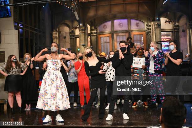 Carey Mulligan" Episode 1802 -- Pictured: Musical guest Kid Cudi, host Carey Mulligan, Marcus Mumford, and the SNL cast during Goodnights & Credits...