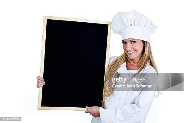 linda chef segurando um quadro-negro com espaço para texto - uniforme de cozinheiro - fotografias e filmes do acervo