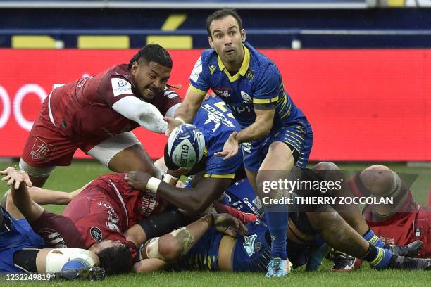 Clermont's French scrum-half Morgan Parra passes the ball during the European Champions Cup quarter-final rugby union match between ASM Clermont and...