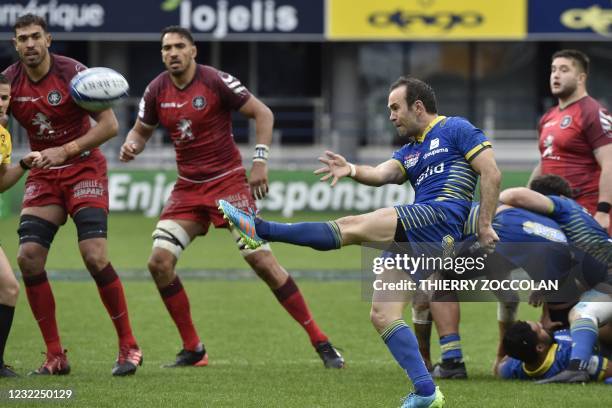 Clermont's French scrum-half Morgan Parra clears the ball during the European Champions Cup quarter-final rugby union match between ASM Clermont and...