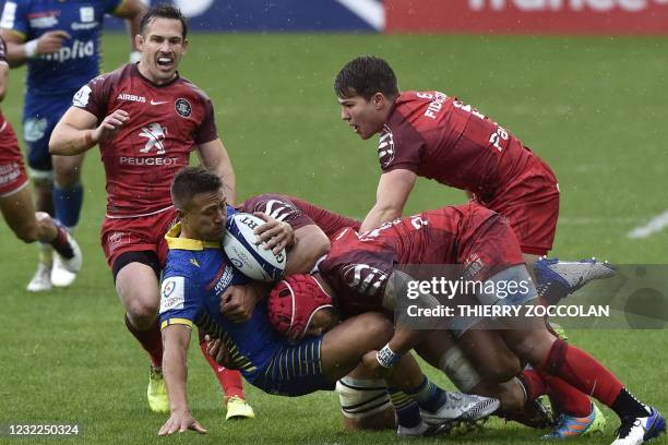 Clermont's Samoan winger Tim Nanai-Williams is tackled during the European Champions Cup quarter-final rugby union match between ASM Clermont and...