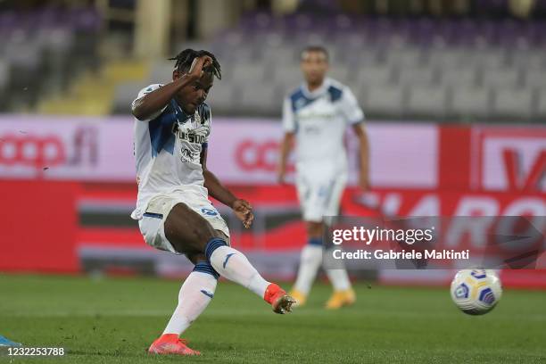 Duvan Zapata of Atalanta BC scores a goal during the Serie A match between ACF Fiorentina and Atalanta BC at Stadio Artemio Franchi on April 11, 2021...