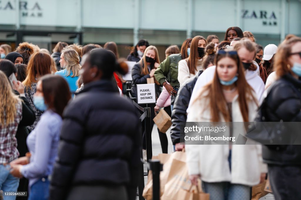 Englands Lockdown Eases Again as Shops and Pub Gardens Reopen