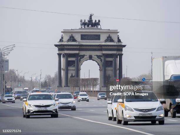 Yandex-taxi drive along the Kutuzovsky Prospekt with the Arc de Triomphe in the background.