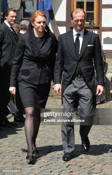 June 2013, Hessen, Kronberg Am Taunus: Prince Heinrich Donatus of Hesse and his wife Floria-Franziska are on their way to the funeral service for his...