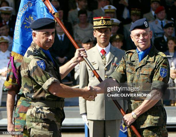 Le général allemand Holger Kamerhoff passe symboliquement le drapeau de l'Eurocorps à son successeur à sa tête, le lieutenant général francais...