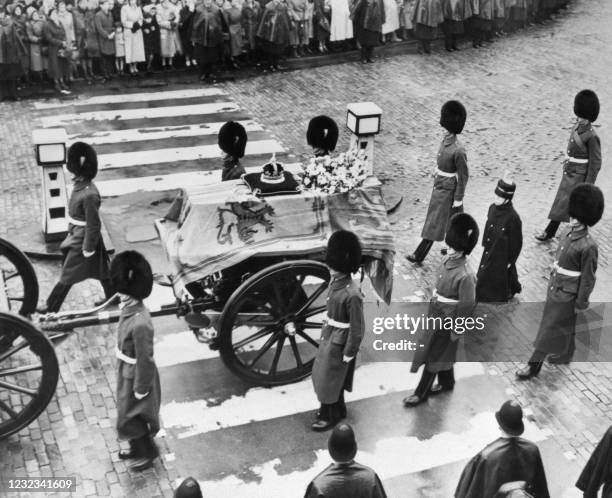 The convoy bringing the remains of King George VI arrives at Westminter Hall on February 11, 1952. - - France ONLY / France ONLY