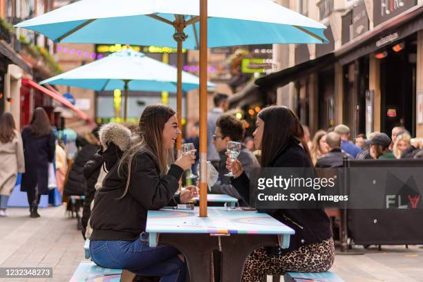 People enjoying food and drinks in Carnaby Street area. People in England flock back to Pubs and Restaurants as lockdown restrictions were eased on...