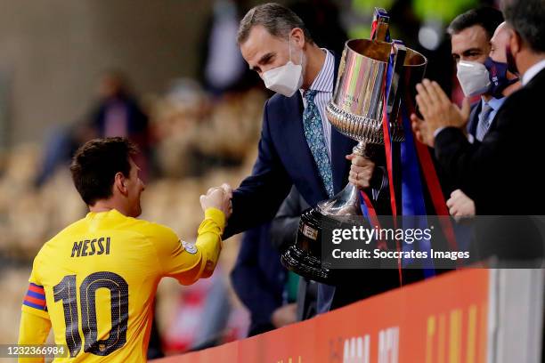 Lionel Messi of FC Barcelona receives the trophy from King Felipe VI during the Spanish Copa del Rey match between Athletic de Bilbao v FC Barcelona...