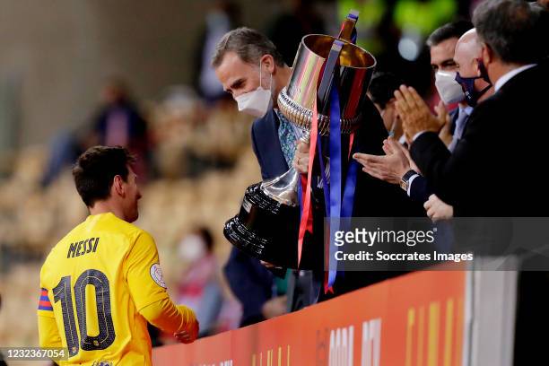 Lionel Messi of FC Barcelona receives the trophy from King Felipe VI during the Spanish Copa del Rey match between Athletic de Bilbao v FC Barcelona...