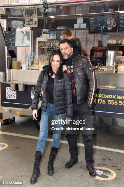 April 2021, North Rhine-Westphalia, Frechen: Aurelio Savina and Larissa arrive at the opening of the food truck "Willi Herrens Rievkooche Bud" at the...