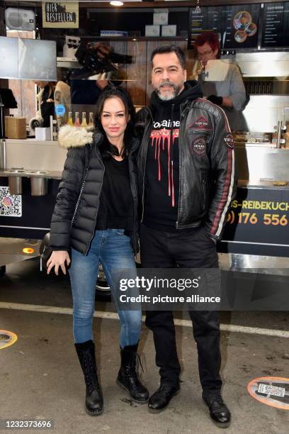 April 2021, North Rhine-Westphalia, Frechen: Aurelio Savina and Larissa arrive at the opening of the food truck "Willi Herrens Rievkooche Bud" at the...