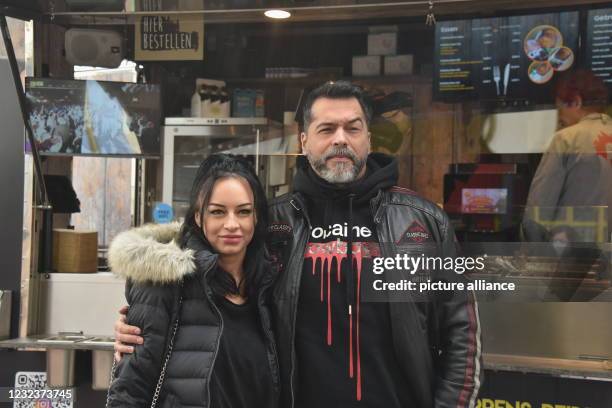 April 2021, North Rhine-Westphalia, Frechen: Aurelio Savina and Larissa arrive at the opening of the food truck "Willi Herrens Rievkooche Bud" at the...