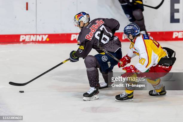 Philip Gogulla of EHC Red Bull Muenchen and Ken Andre Olimb of Duesseldorfer EG battle for the Puck the Penny DEL match between EHC Red Bull München...