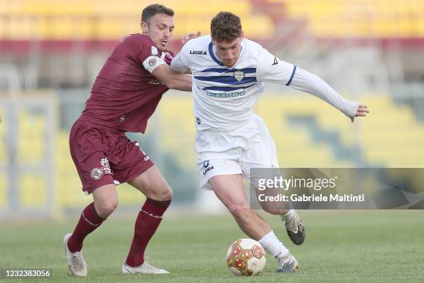Edoardo Blondett of AS Livorno battles for the ball with Alessandro Gabrielloni of Como 1907 during the Serie B match between AS Livorno and Como...