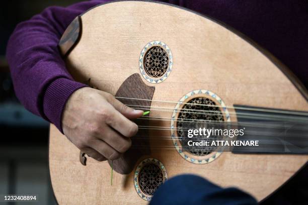 Barbat (Lute) Photos and Premium High Res Pictures - Getty Images